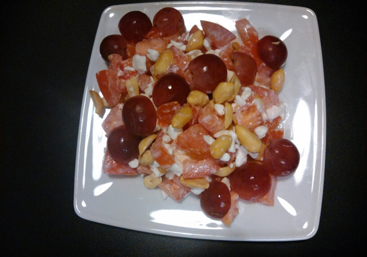 Twarożek z pomidorem, orzechami i winogronem  foto