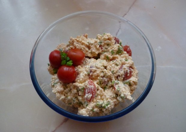 Fotografia przedstawiająca Twarożkowa sałatka z pomidorami