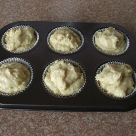 Krok 4 - Twarożkowe muffiny z truskawkami foto