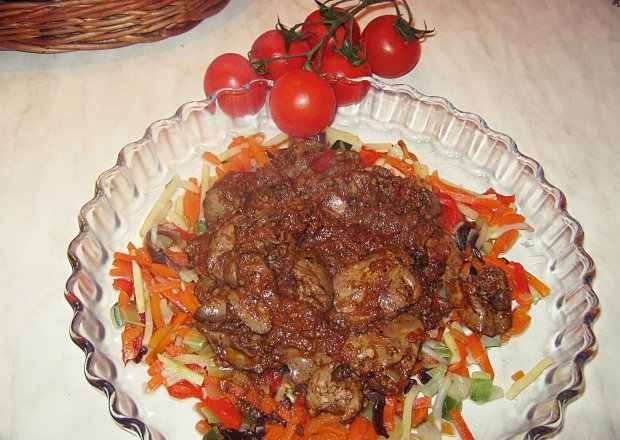 Fotografia przedstawiająca Tymiankowa wątróbka na warzywnej polanie