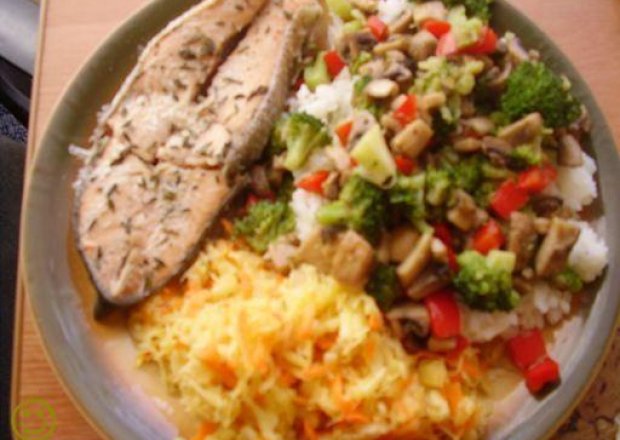 Fotografia przedstawiająca Tymiankowy łosoś z ryżem i warzywami