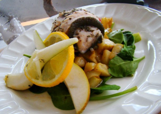 Fotografia przedstawiająca Tymiankowy pstrąg na sałatce ze szpinaku i z chutneyem z gruszki