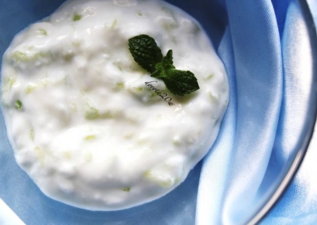 Fotografia przedstawiająca Tzatziki czyli grecki sos jogurtowy