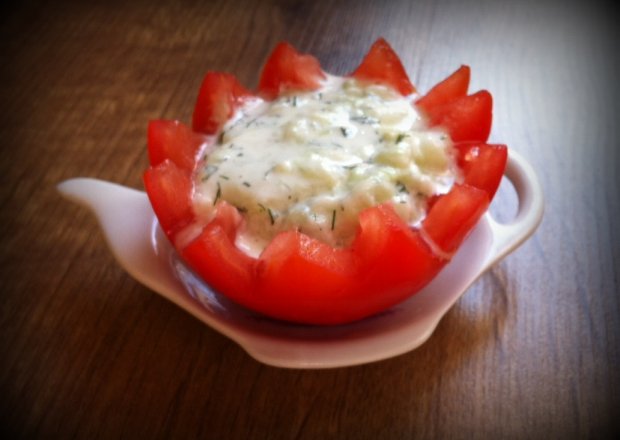 Fotografia przedstawiająca Tzaziki w pomidorze