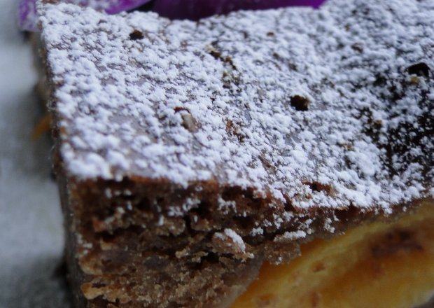 Fotografia przedstawiająca Ucierane ciasto czekoladowe z brzoskwiniami