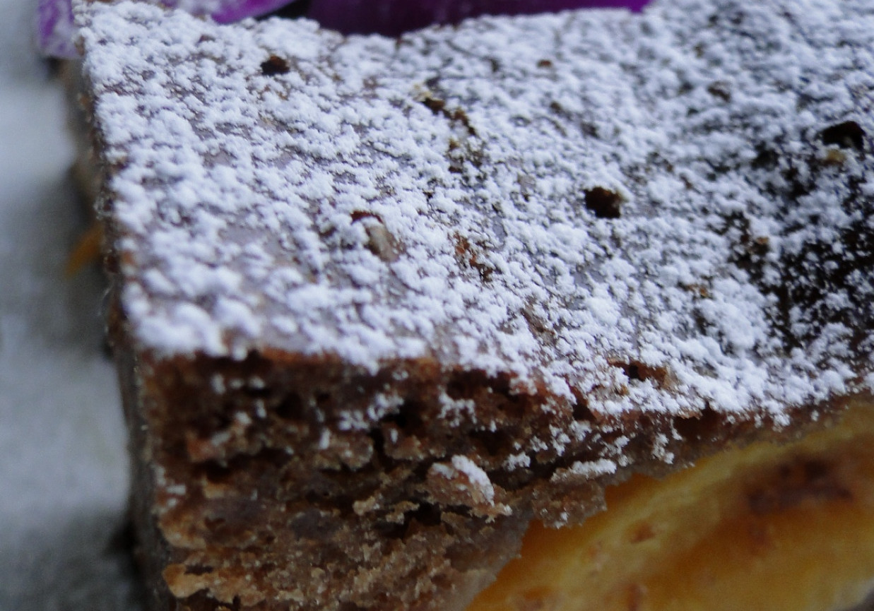 Ucierane ciasto czekoladowe z brzoskwiniami foto