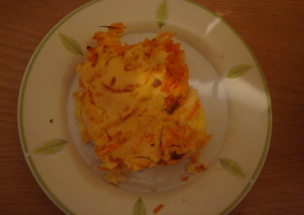Fotografia przedstawiająca ucierane ciasto jabłkowo-marchewkowe