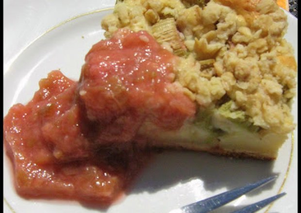Fotografia przedstawiająca Ucierane ciasto rabarbarowe z pikantno-słodkim sosem rabarbarowym.