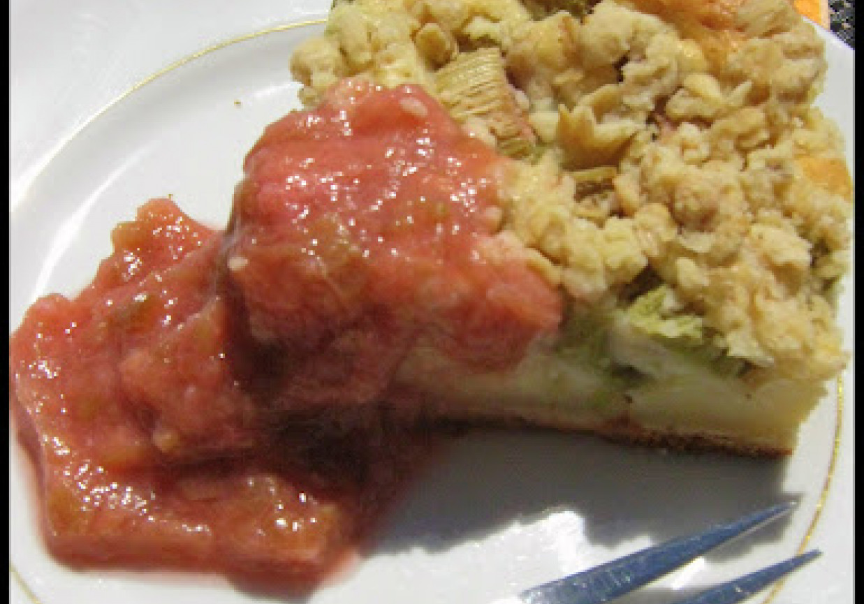 Ucierane ciasto rabarbarowe z pikantno-słodkim sosem rabarbarowym. foto