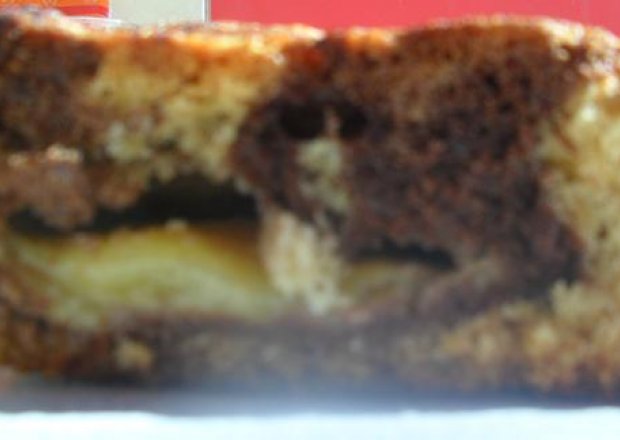 Fotografia przedstawiająca Ucierane ciasto śliwkowo-jabłkowe