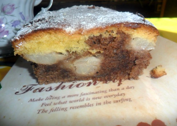 Fotografia przedstawiająca ucierane ciasto z gruszkami