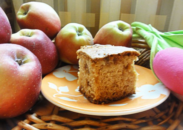 Fotografia przedstawiająca Ucierane ciasto z jabłkami