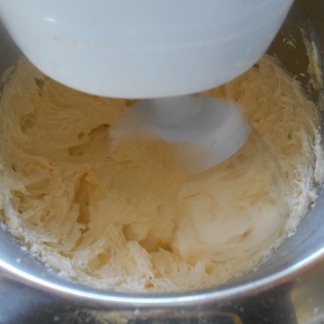 Krok 1 - Ucierane ciasto z malinami, mascarpone i czekoladą foto