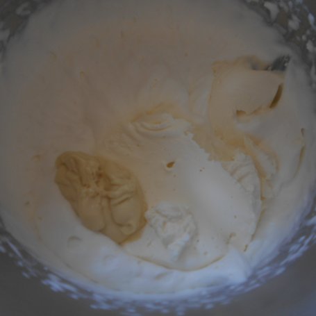 Krok 10 - Ucierane ciasto z malinami, mascarpone i czekoladą foto