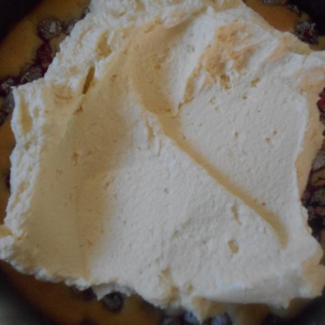 Krok 11 - Ucierane ciasto z malinami, mascarpone i czekoladą foto