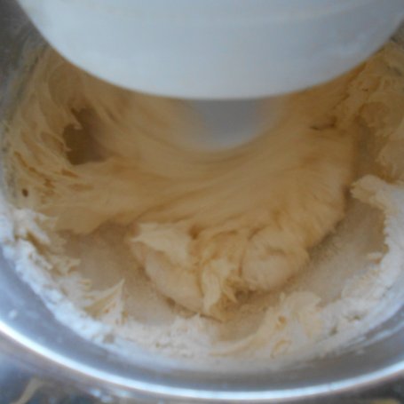 Krok 3 - Ucierane ciasto z malinami, mascarpone i czekoladą foto