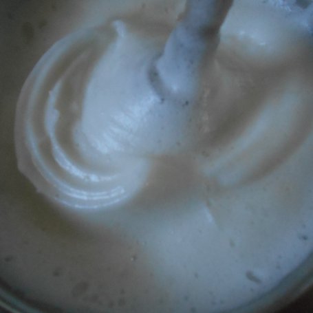 Krok 4 - Ucierane ciasto z malinami, mascarpone i czekoladą foto