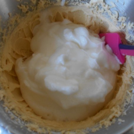 Krok 5 - Ucierane ciasto z malinami, mascarpone i czekoladą foto