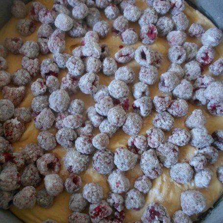 Krok 7 - Ucierane ciasto z malinami, mascarpone i czekoladą foto