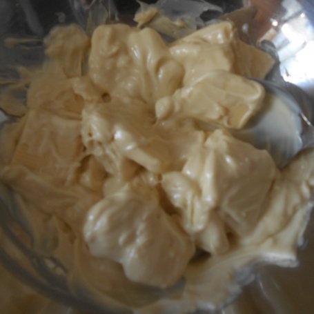 Krok 8 - Ucierane ciasto z malinami, mascarpone i czekoladą foto