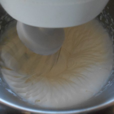 Krok 9 - Ucierane ciasto z malinami, mascarpone i czekoladą foto