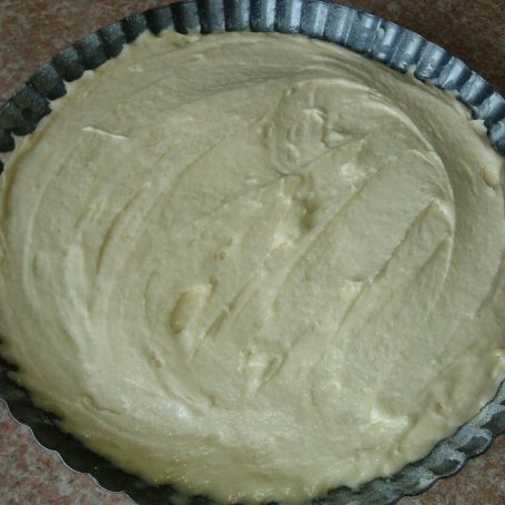 Krok 6 - Ucierane ciasto z rabarbarem i truskawkami  foto