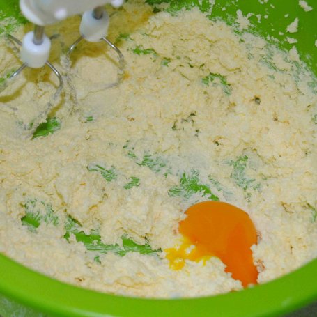 Krok 2 - Ucierane ciasto z wiśniami i czekoladą foto