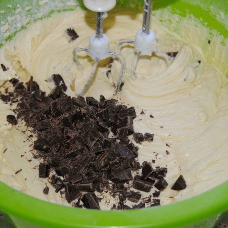 Krok 4 - Ucierane ciasto z wiśniami i czekoladą foto