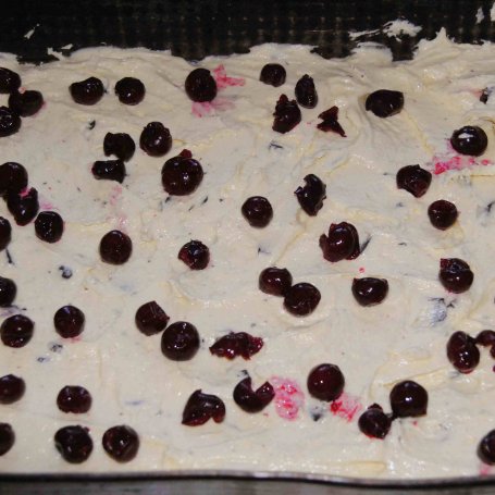 Krok 5 - Ucierane ciasto z wiśniami i czekoladą foto