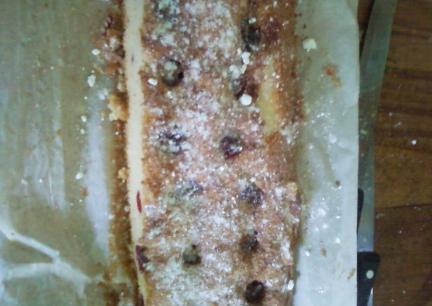 Fotografia przedstawiająca Ucierane ciasto z wiśniami.