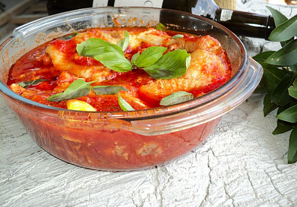 Udka duszone w pomidorach z pieczoną pepperoni i ziołami  foto
