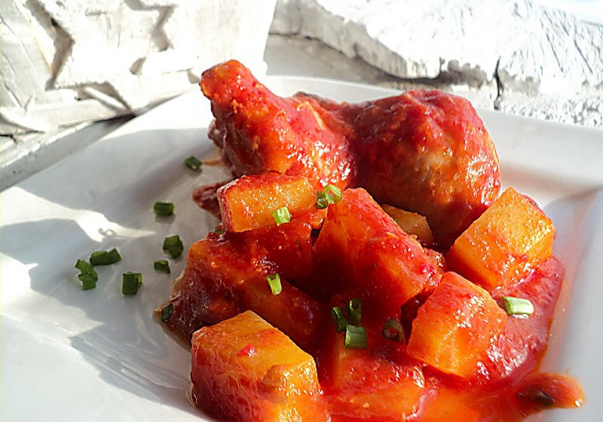 Udka duszone z ziemniakami w sosie paprykowo pomidorowym  foto