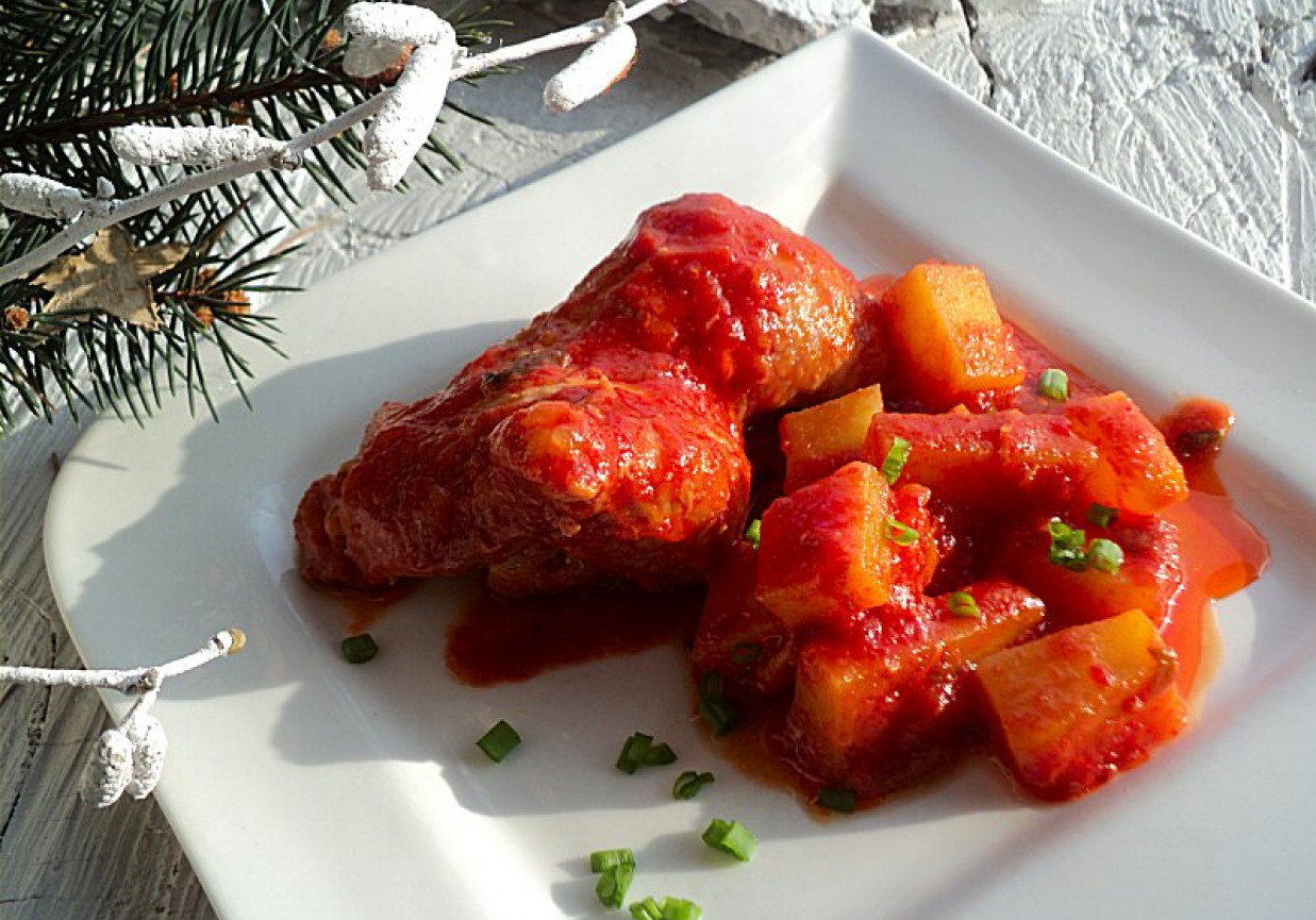 Udka duszone z ziemniakami w sosie paprykowo pomidorowym  foto