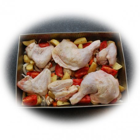 Krok 3 - Udka i skrzydełka kurczaka pieczone na warzywach foto
