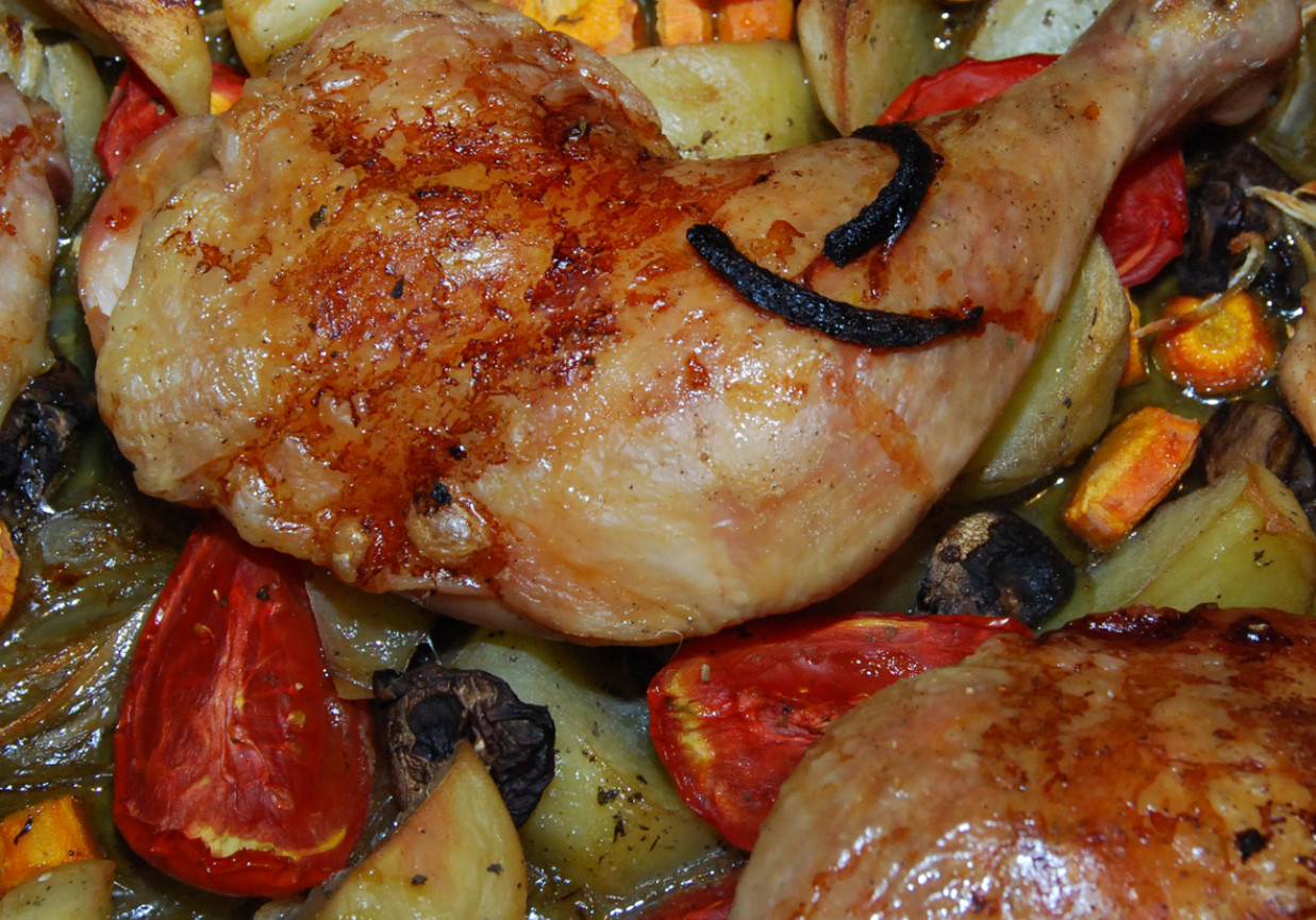 Udka i skrzydełka kurczaka pieczone na warzywach foto