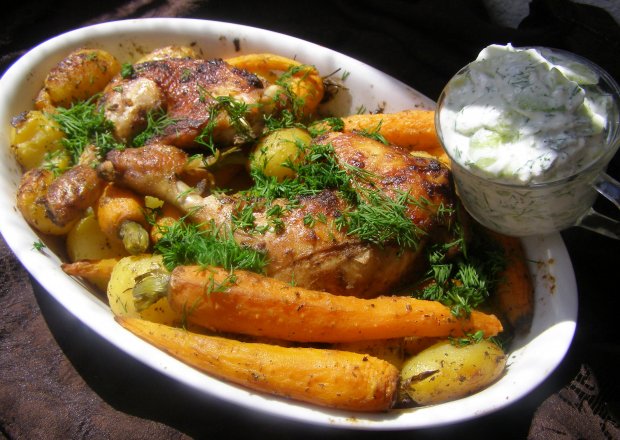 Fotografia przedstawiająca Udka kurczaka, młode ziemniaki z marchewką z piekarnika...