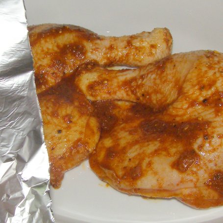 Krok 2 - Udka kurczaka, młode ziemniaki z marchewką z piekarnika... foto