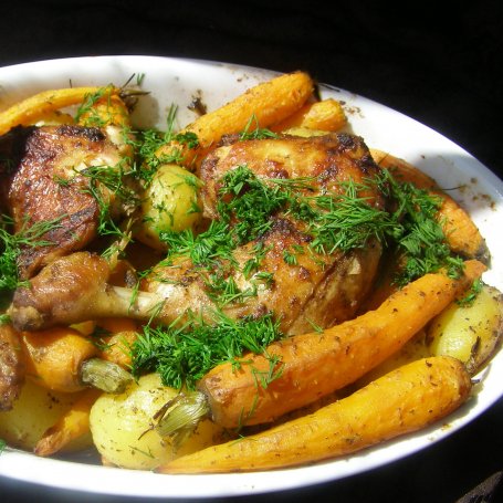 Krok 4 - Udka kurczaka, młode ziemniaki z marchewką z piekarnika... foto