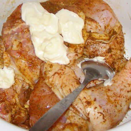 Krok 1 - Udka kurczaka pieczone w rękawie z majonezem, cebulą foto