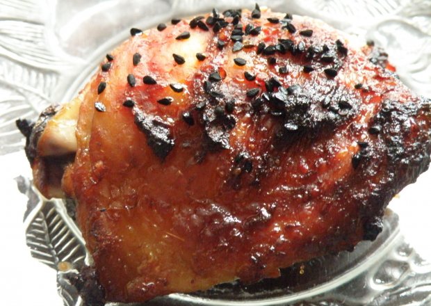 Fotografia przedstawiająca Udka kurczaka pieczone w sosie BBQ