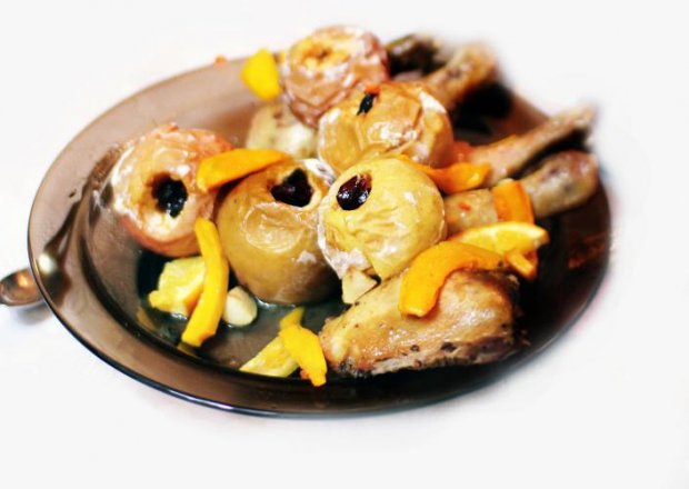 Fotografia przedstawiająca Udka kurczaka pieczone z jabłkami