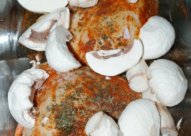 Fotografia przedstawiająca Udka kurczaka pieczone  z pieczarkami