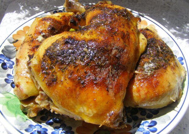 Fotografia przedstawiająca Udka kurczaka pieczone z tymiankiem w piekarniku