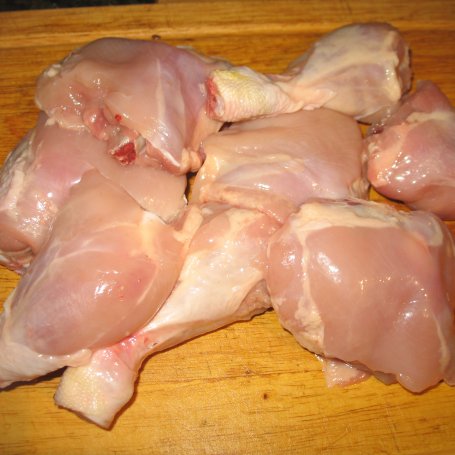 Krok 1 - Udka kurczaka pieczone z ziemniakami i śliwkami foto