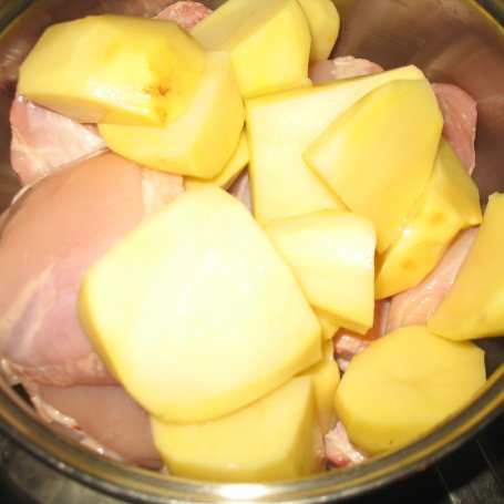Krok 2 - Udka kurczaka pieczone z ziemniakami i śliwkami foto
