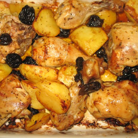 Krok 6 - Udka kurczaka pieczone z ziemniakami i śliwkami foto