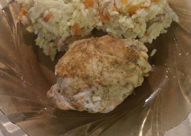 Fotografia przedstawiająca Udka kurczaka pod ryżowa pierzynką