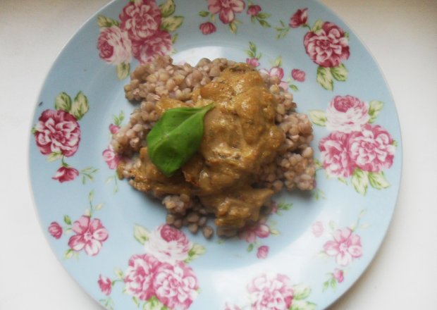 Fotografia przedstawiająca Udka kurczaka w sosie curry