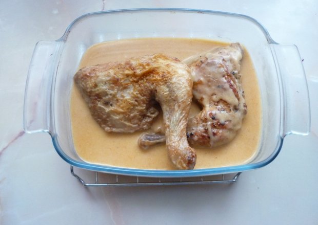 Fotografia przedstawiająca Udka kurczaka w sosie winnym