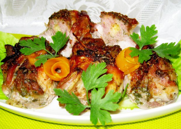 Fotografia przedstawiająca Udka kurczaka z pieczarkami i serem